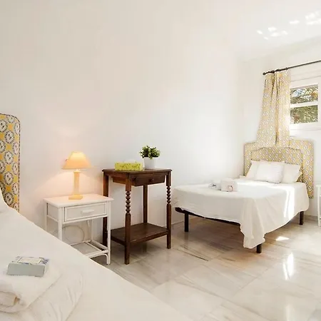 Hébergement de vacances Traditional Town House With Large Pool