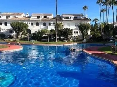 Hébergement de vacances Traditional Town House With Large Pool *