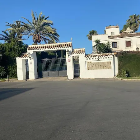 Traditional Town House With Large Pool Hébergement de vacances
