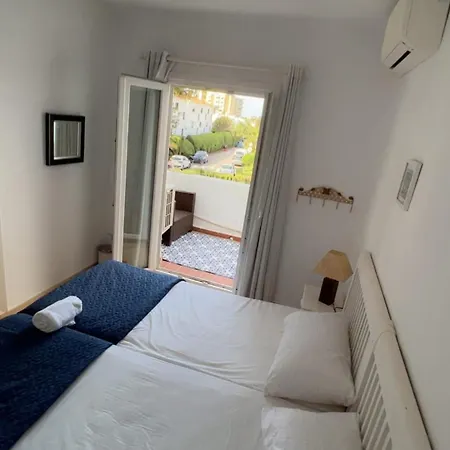 Hébergement de vacances Traditional Town House With Large Pool *